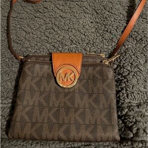 Beautiful Crossbody double zip pockets split in the middle for card holding